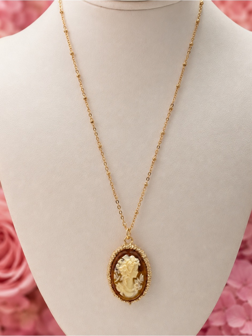 Gold Cameo Pendant Necklace - Classic Women's Jewelry